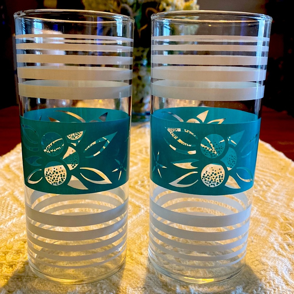 One set of 2 vintage high ball glasses